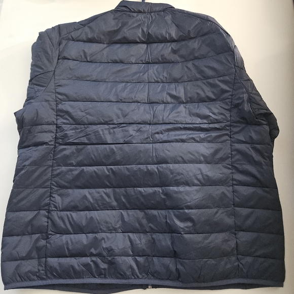 Amazon Essentials Men's Packable Lightweight Water-Resistant Puffer Jacket - Picture 5 of 9